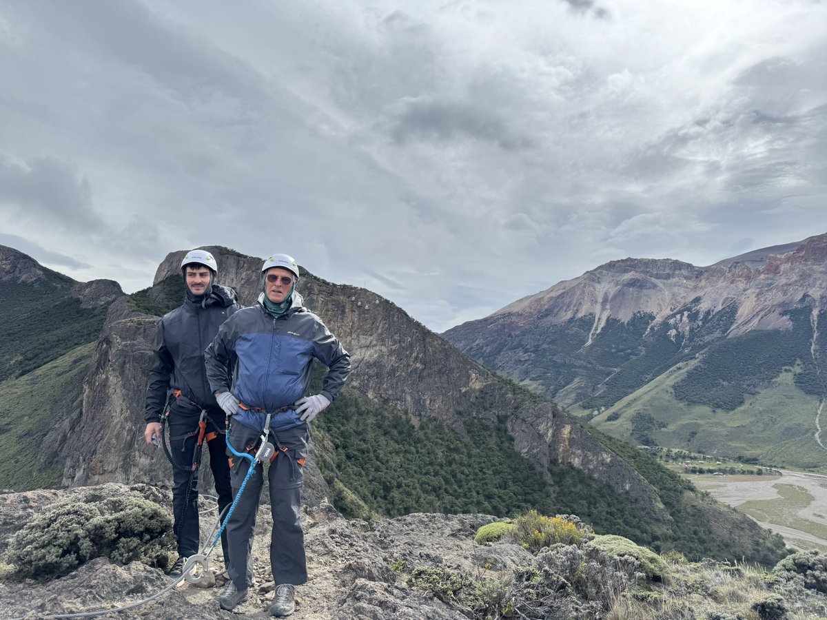 SimonRamosMe's tweet photo. Día 4. (Último en El Chalten) 

Hicimos la Vía Ferrata por la mañana. 200 mts de subida 600 mts de cable total. (Con 78 años recibe el status indiscutible de “Leyenda”) 
Tarde baño a caliente a las llamas y 
cerramos con cordero patagonico, como se debe en esta región del país. https://t.co/W7wfA8M0Q2
