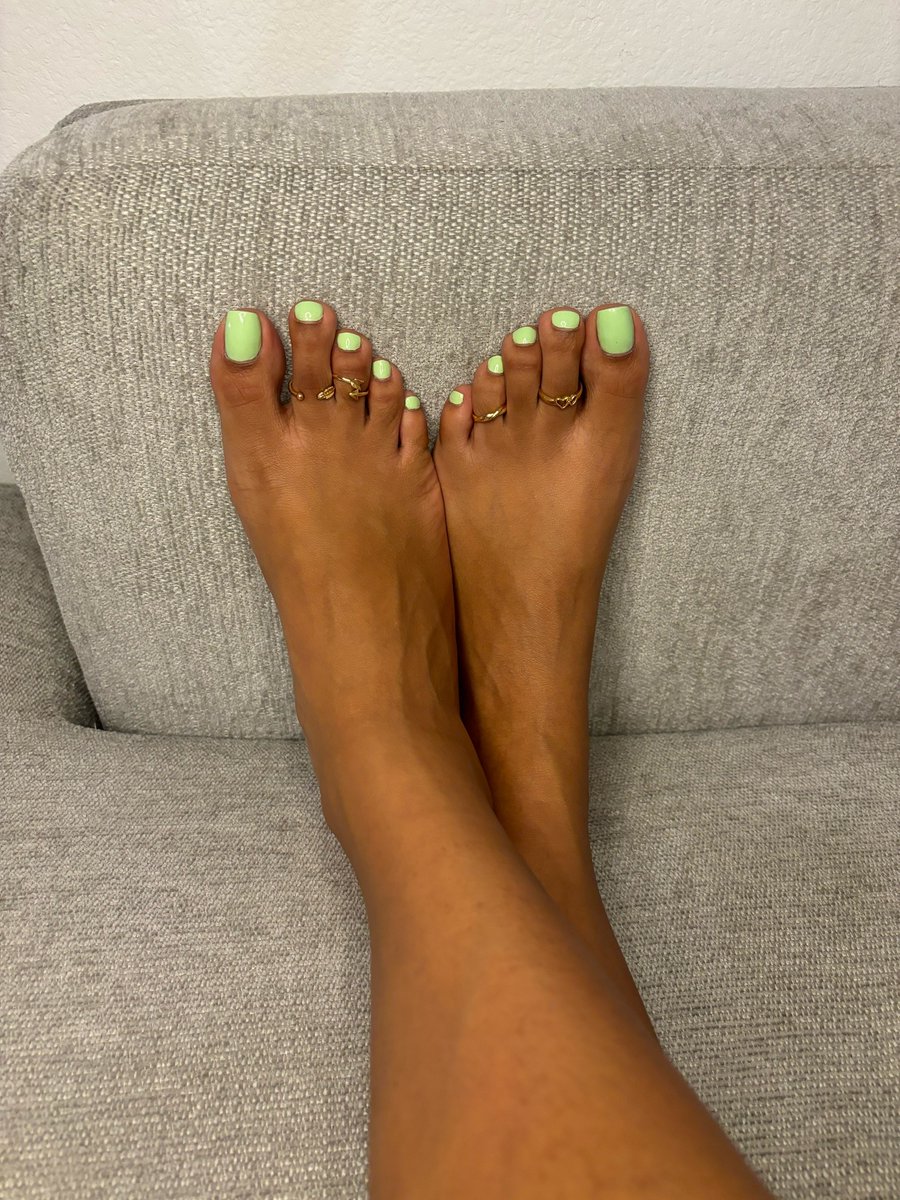 teejayrulestwo's tweet photo. Anyone into female feet? Gonna post some for those who areil into that type of content!

#femalefeet #femalesoles #ladyfeet https://t.co/2qHKHIurCZ