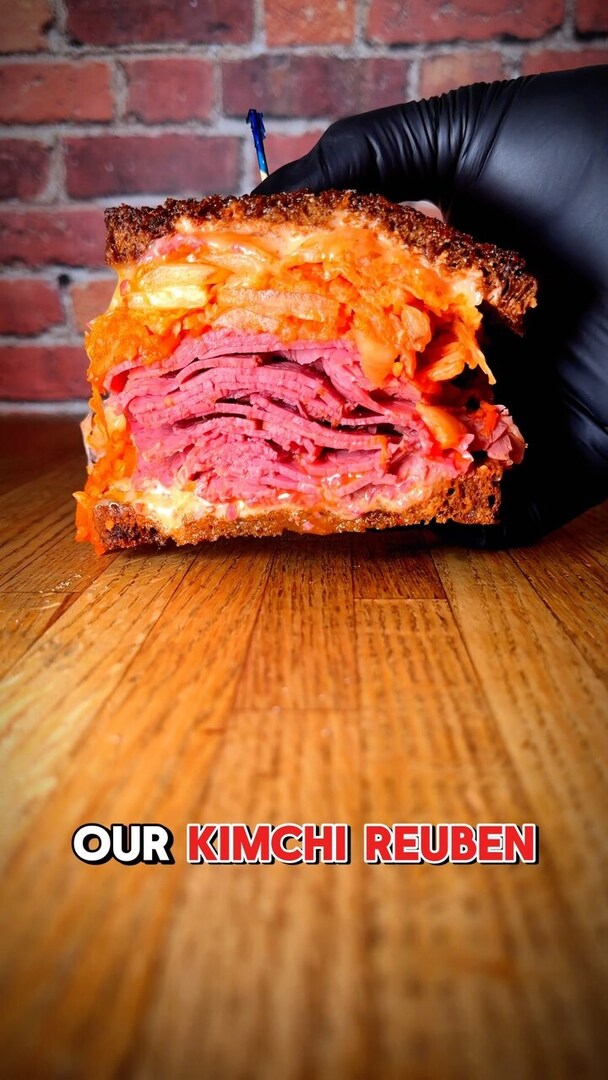 House made corned beef is where its at! #celebritydelly #cornedbeef #jewishfood #jewishfoodie #foodporn #deli #fyp #CapCut instagr.am/p/DDIs0NosVmV/