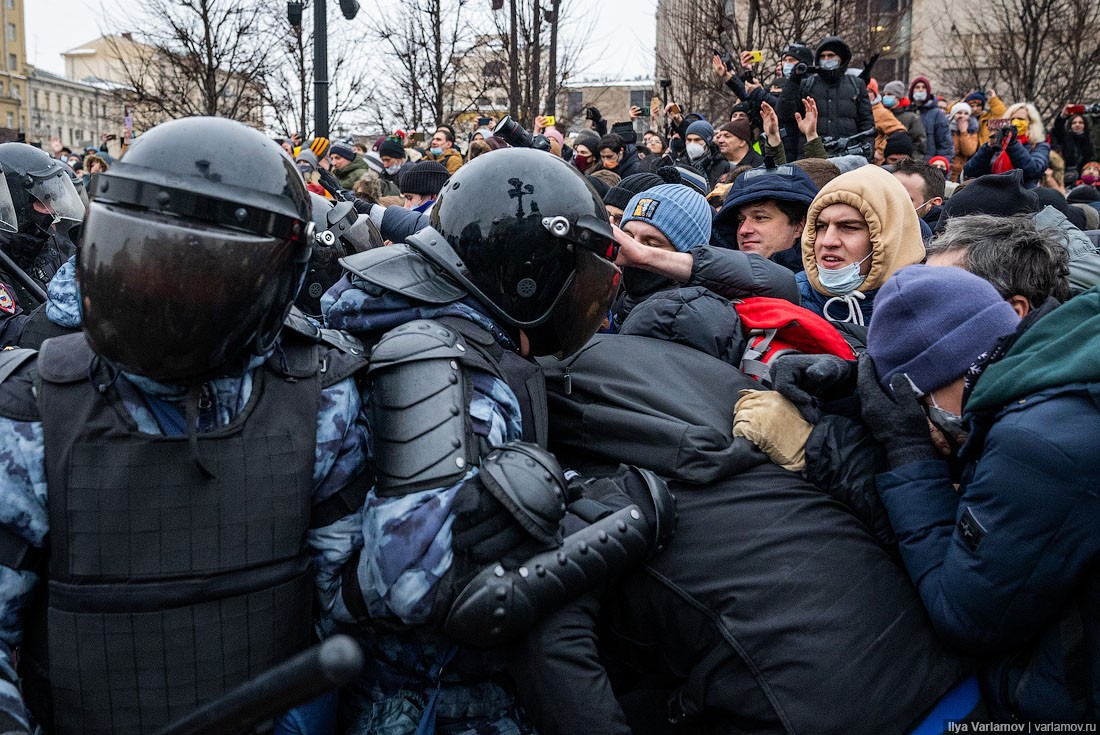 arzhanov_2021's tweet photo. Ох, вот тред с фотографиями российских протестов и чутка историй

Помню, как после очередной волны массовых протестов по всей России, в пятнадцатимиллионной Москве в спецприемниках буквально закончились камеры для арестованных. Но для кого-то это уже история, ага. https://t.co/AO777tbjHH