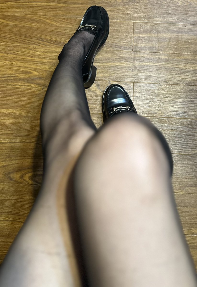 おはよ〜！
かなは寝過ごして危うく遅刻しそうだった🥲
急いで支度したらいつもより早い電車に乗れた🤣

今日はHARUTAのローファーだよ♡
久しぶりにストッキング🫣

今日も1日頑張ってねー！！