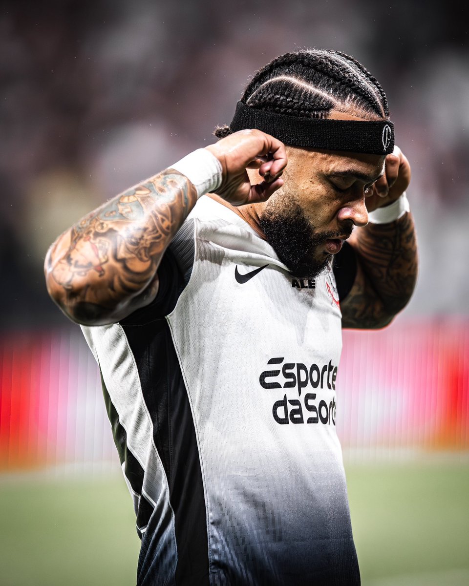 Memphis Depay com a camisa do Corinthians:

13 jogos (10 como titular)
6 gols
4 assistências