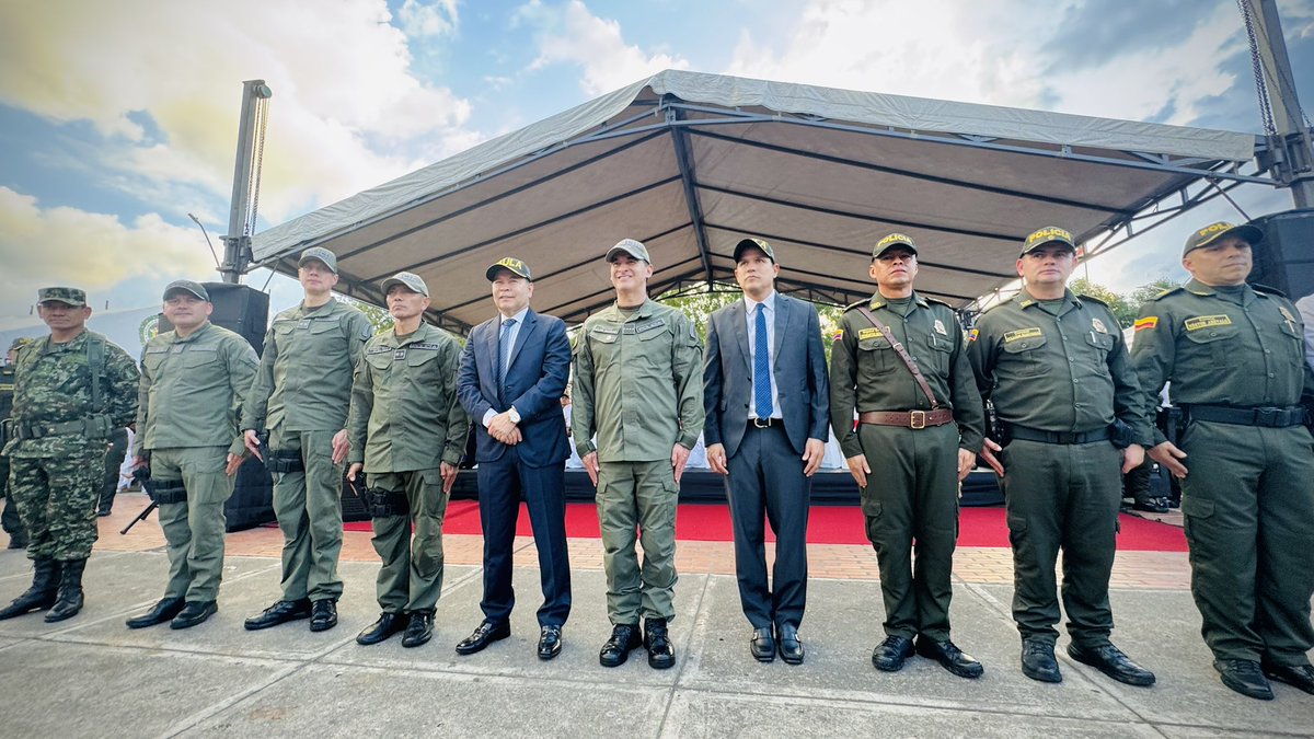 Jorgeacevedocuc's tweet photo. En nombre de los cucuteños le damos la bienvenida al Brigadier General Wharlinton Iván Gualdrón, nuevo comandante de Región de Policía No 5 y le deseamos todos los éxitos posibles al Brigadier General Roa quien asume la dirección Nacional de Carabineros y Protección Ambiental. De igual forma, desde hoy inicia operaciones el Gaula de @PoliciaCucuta junto con el helicóptero halcón, gracias al apoyo de @DirectorPolicia y a la inversión que hemos hecho en tecnología, logística, infraestructura. 

Reitero mi gratitud con todos los policías que día tras día honran su juramento y se juegan su propia vida para garantizar la seguridad de Cúcucta. @PoliciaColombia