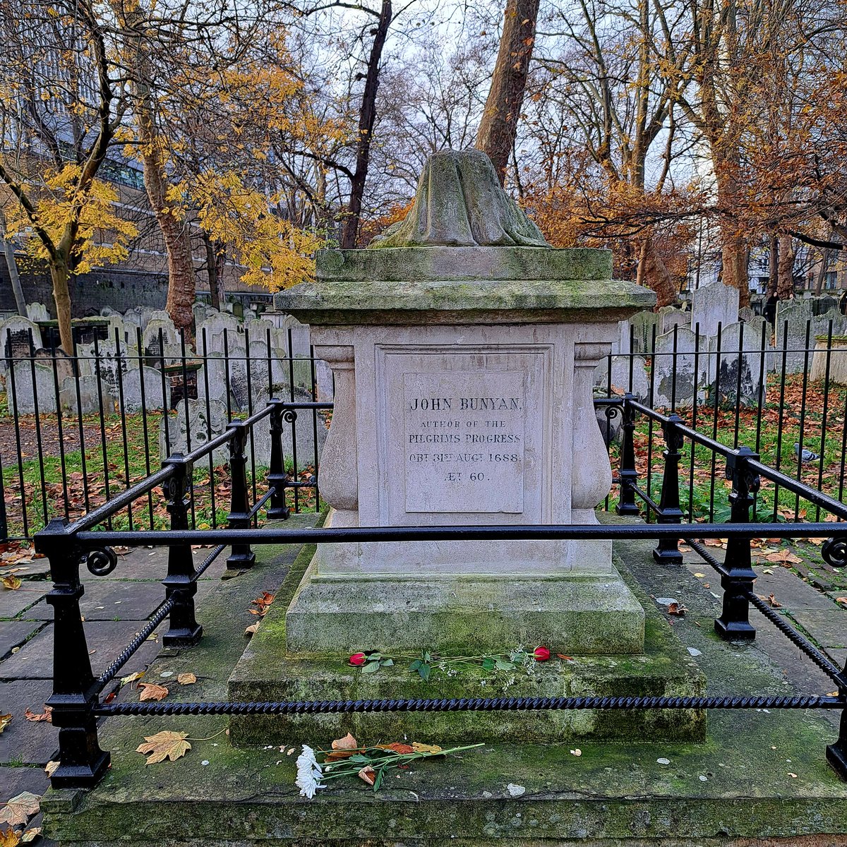 JulesHumphrys's tweet photo. Quick visit before my first Christmas drinks of the season to the old nonconformist burial ground at London's Bunhill Fields. Here's the monument to the writer, preacher and one-time Roundhead soldier, John Bunyan.
#bunhillfields #graveyard #johnbunyan https://t.co/7EFMs7XFFr