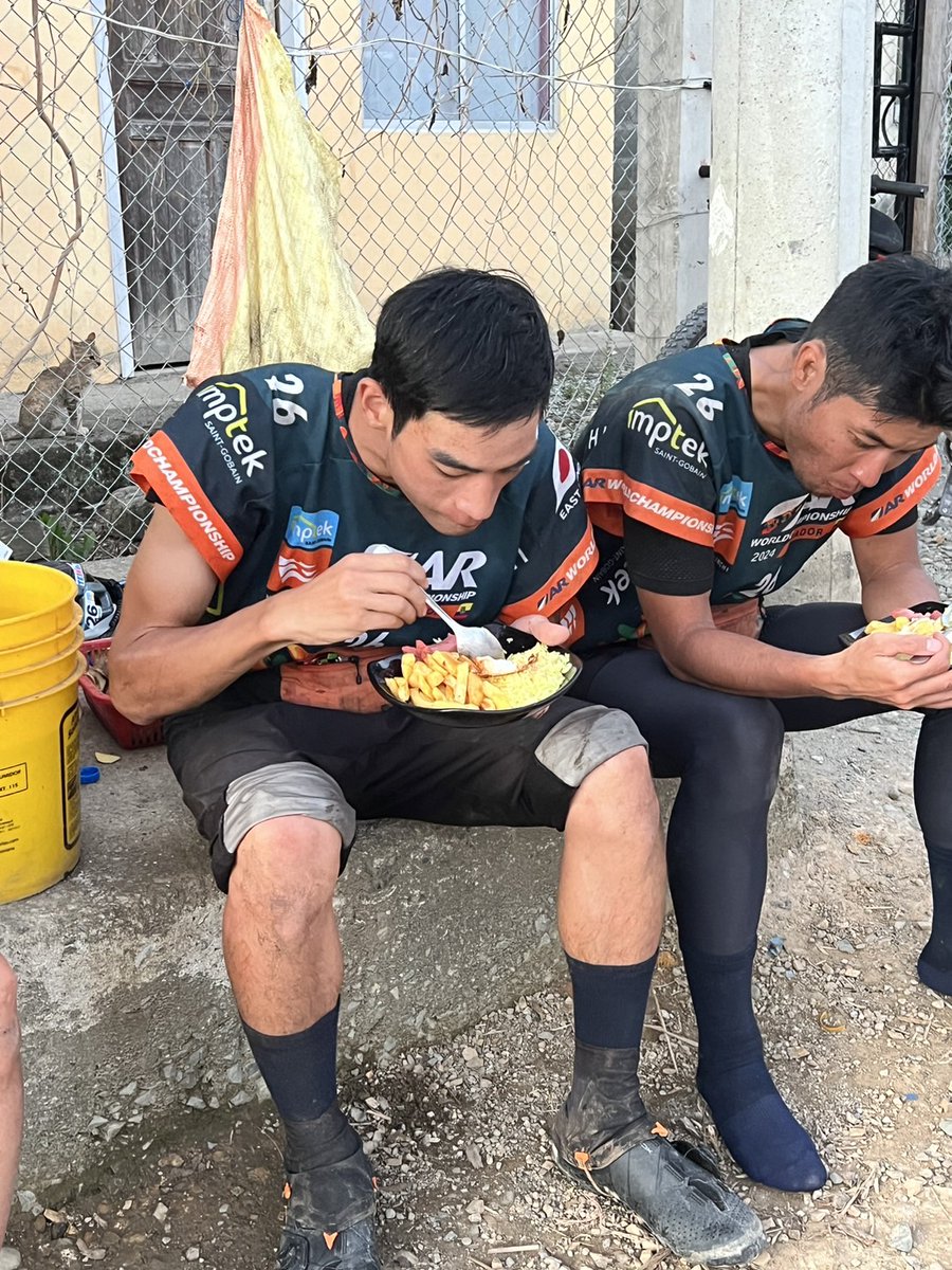 eastwind_mgr's tweet image. 【ARWC2024】
LEG4マウンテンバイクの序盤にある地元のフードショップに、どの選手も吸い込まれていきます。もちろんイーストウインドも吸い込まれました。
みんなしっかり食べれてます。
#arwc2024 #eastwind #adventurerace #イーストウインド #アドベンチャーレース #cuenca