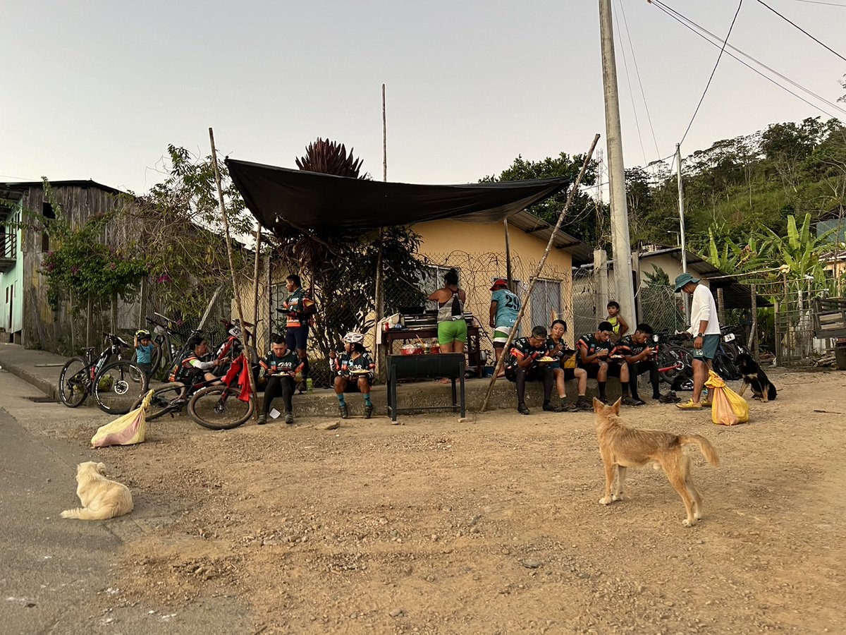eastwind_mgr's tweet image. 【ARWC2024】
LEG4マウンテンバイクの序盤にある地元のフードショップに、どの選手も吸い込まれていきます。もちろんイーストウインドも吸い込まれました。
みんなしっかり食べれてます。
#arwc2024 #eastwind #adventurerace #イーストウインド #アドベンチャーレース #cuenca