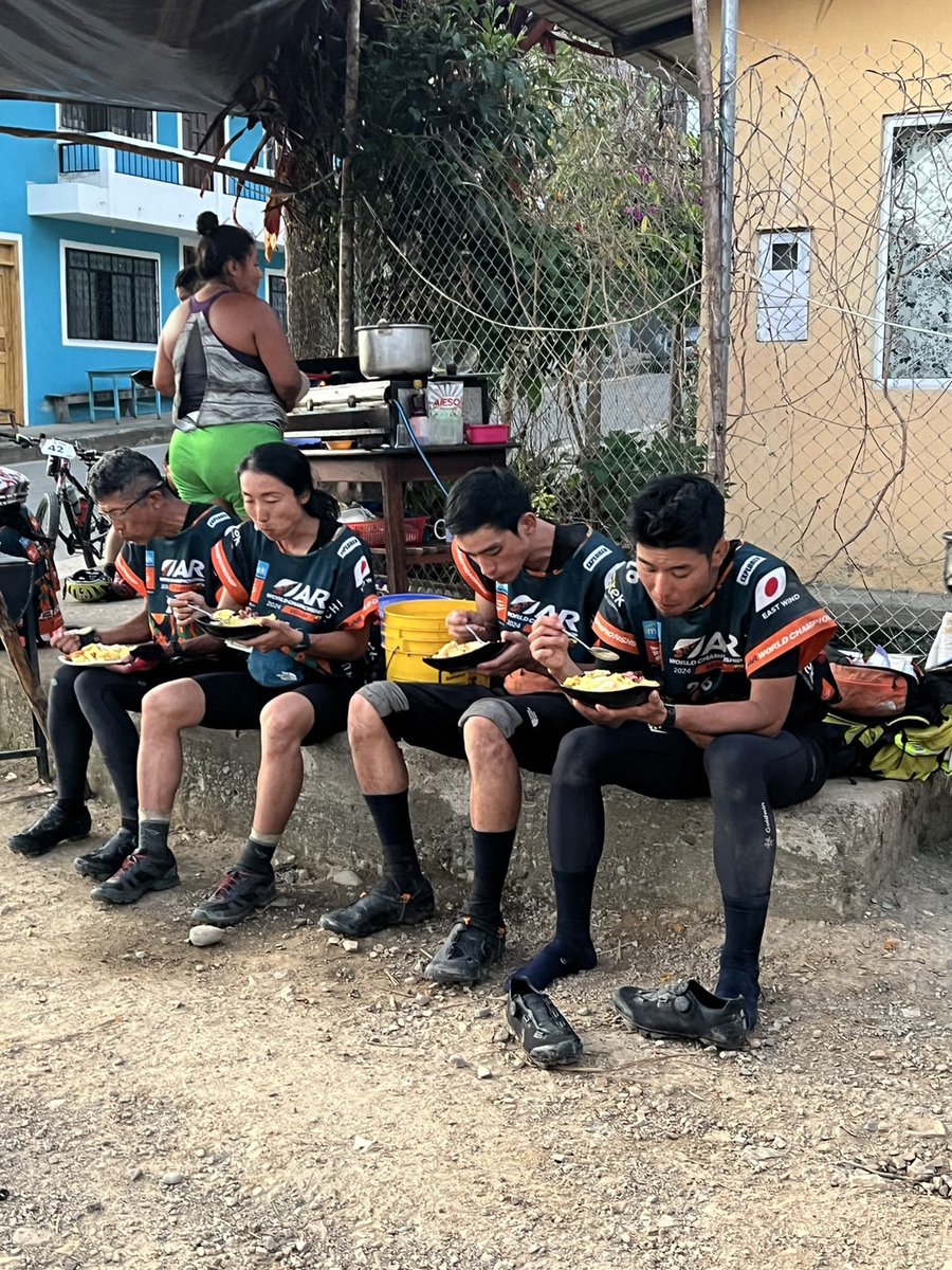 eastwind_mgr's tweet image. 【ARWC2024】
LEG4マウンテンバイクの序盤にある地元のフードショップに、どの選手も吸い込まれていきます。もちろんイーストウインドも吸い込まれました。
みんなしっかり食べれてます。
#arwc2024 #eastwind #adventurerace #イーストウインド #アドベンチャーレース #cuenca