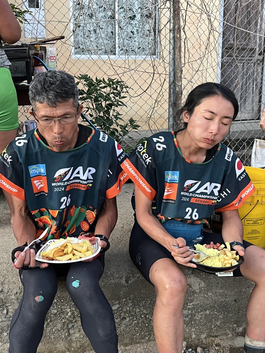 eastwind_mgr's tweet image. 【ARWC2024】
LEG4マウンテンバイクの序盤にある地元のフードショップに、どの選手も吸い込まれていきます。もちろんイーストウインドも吸い込まれました。
みんなしっかり食べれてます。
#arwc2024 #eastwind #adventurerace #イーストウインド #アドベンチャーレース #cuenca
