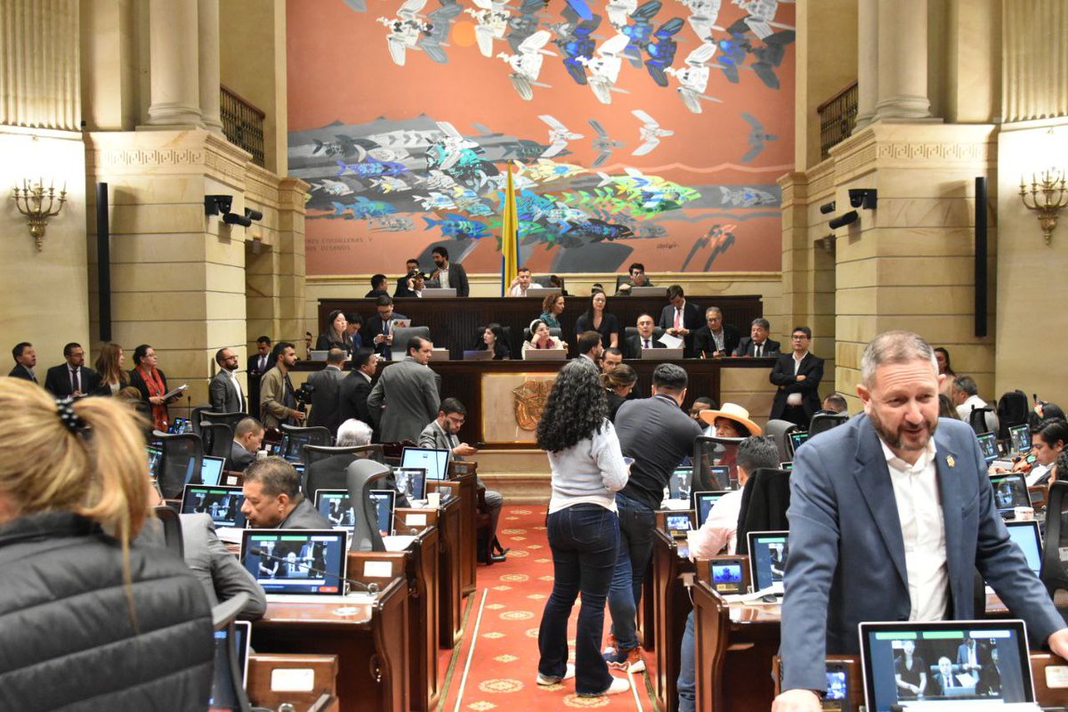 CamaraColombia's tweet photo. APROBADO 🚨el proyecto de ley que decreta el Presupuesto General de Regalías con 134 votos por el Sí. ✅ 

El monto será de 30.9 billones de pesos

Reviva todos los detalles aquí. 👇
https://t.co/uwna76rbN6 https://t.co/F4ERZE3cmB