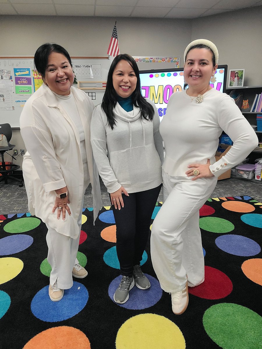 Ms_VillamizarBL's tweet image. Winter wonderland! #15days #selfiewithelfie #MRobPRIDE #kindergartenteacher #bilingual #3weeks #winterbreak #teacherlife #ornament #exchange #Christmas #WinterWonderland  @MRobinsonElem