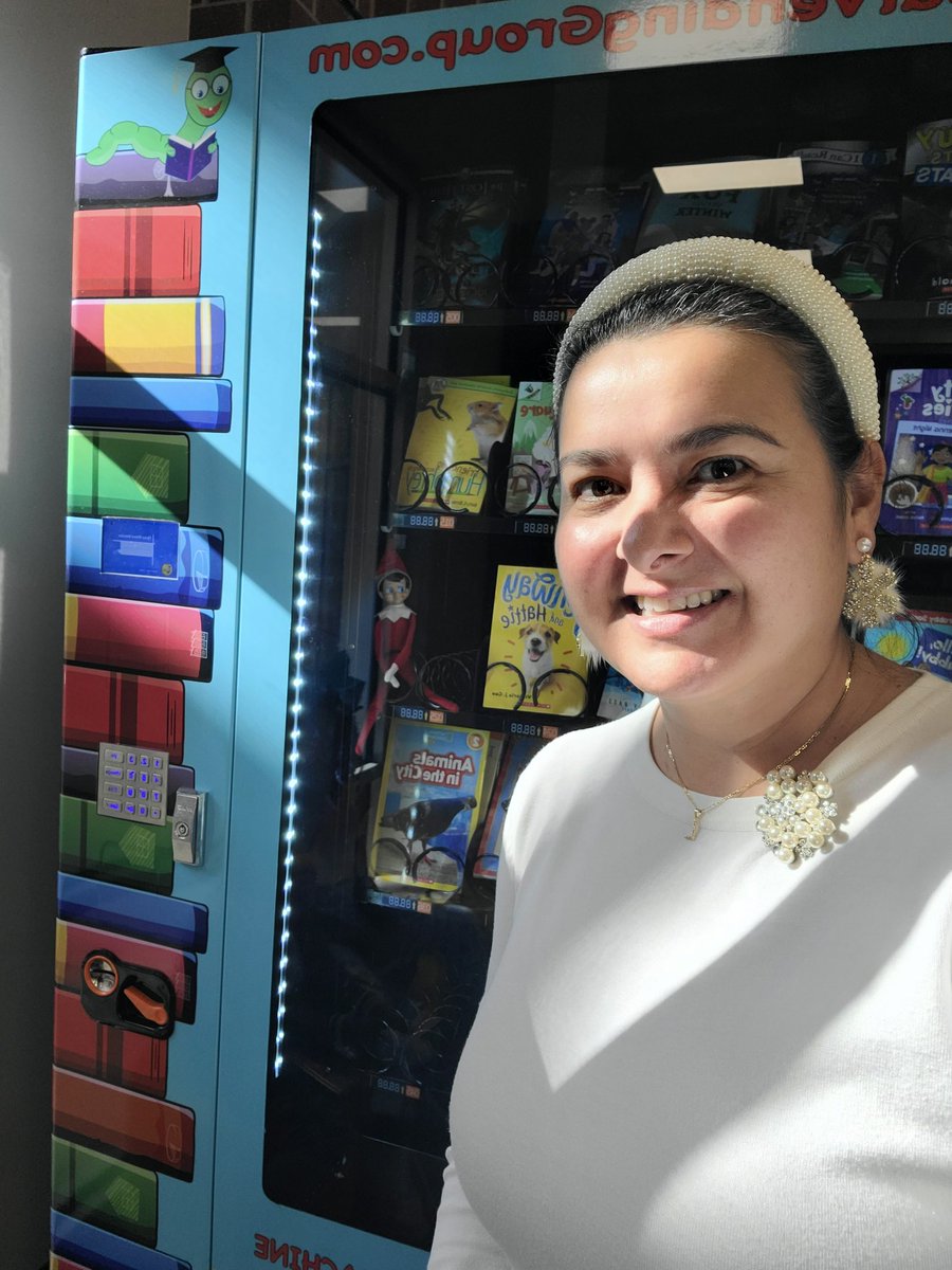 Ms_VillamizarBL's tweet image. Winter wonderland! #15days #selfiewithelfie #MRobPRIDE #kindergartenteacher #bilingual #3weeks #winterbreak #teacherlife #ornament #exchange #Christmas #WinterWonderland  @MRobinsonElem