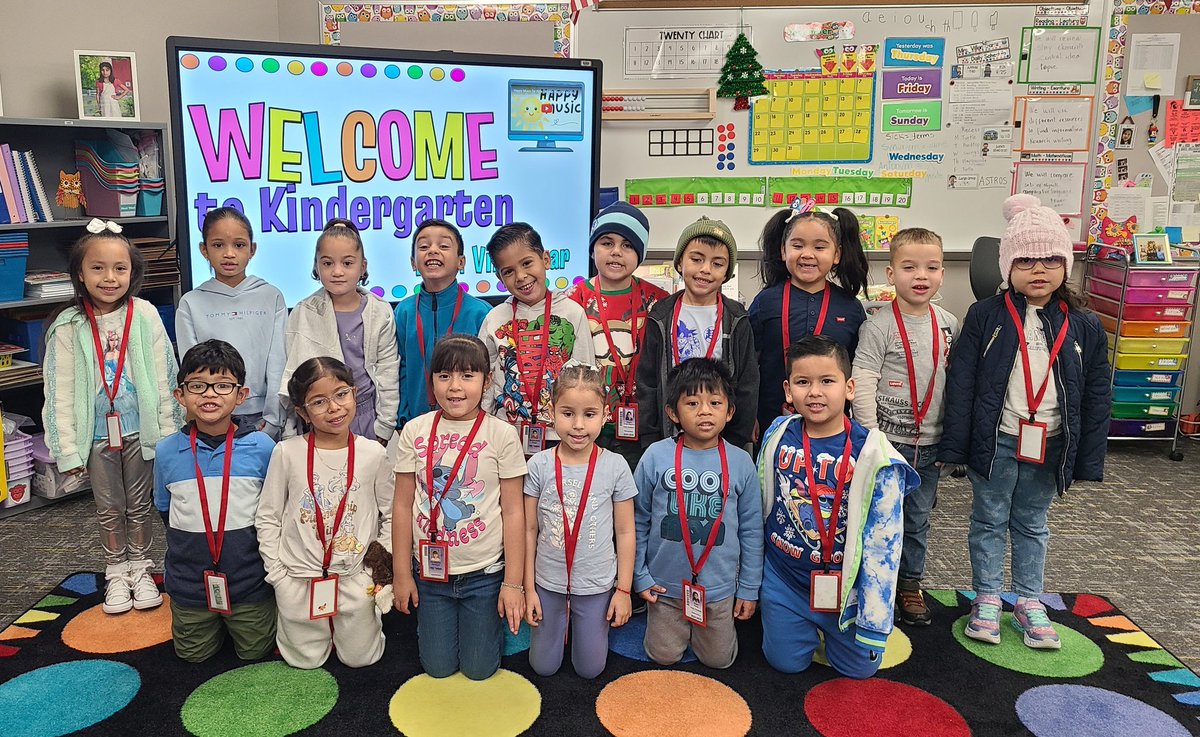 Ms_VillamizarBL's tweet image. Winter wonderland! #15days #selfiewithelfie #MRobPRIDE #kindergartenteacher #bilingual #3weeks #winterbreak #teacherlife #ornament #exchange #Christmas #WinterWonderland  @MRobinsonElem