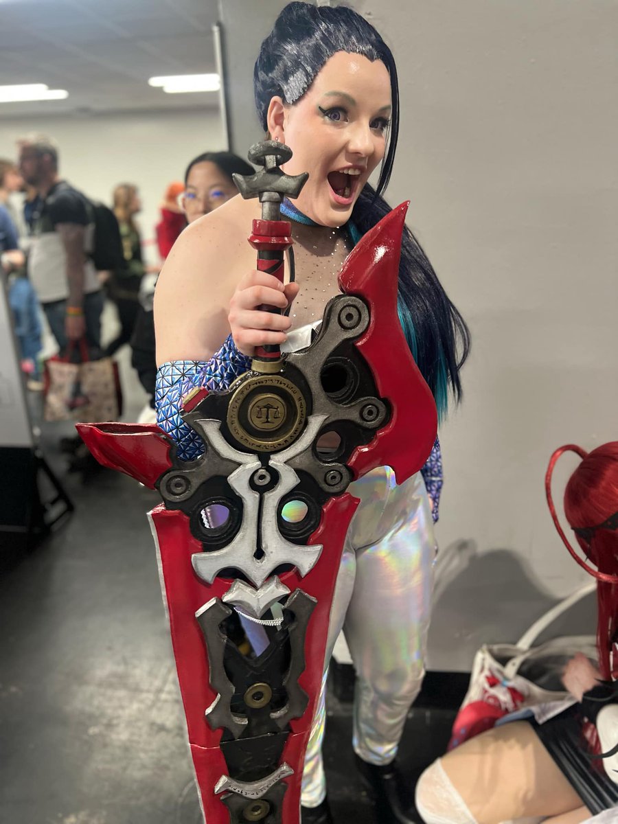 empowercos's tweet photo. At mcm Birmingham.... I got to see 💄 aka @PROMlNENCES again for the second time! Yes I did fangirl over holding Thorn😭 he's so light!! I got to protect her with my Kiara ita shield bag ( @ghosttbyun  ) thankyou for letting me hold him! Was a delight talking to you again🫰🏻❤️ https://t.co/fqZkhVpiMe