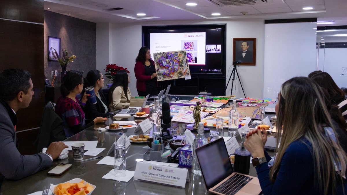 ProdeconMexico's tweet photo. 🟣 #AgendaDelDía 🟢

📆 Hoy, las y los funcionarios públicos que conforman el jurado del Primer Concurso de Cartel #PRODECON ProDH se reunieron para deliberar y seleccionar las obras ganadoras que ocuparán los 3🏆 primeros lugares.

🙌🏼 Agradecemos la valiosa participación de:
👉 Mtra. Beatriz Santamaría Monjaraz, (@BetySantamaria), Directora de Información, Sistematización, Análisis y Fomento al Desarrollo Político (@SEGOB_mx).
👉 Adriana Palacios Vicens, Subdirectora de Coordinación al Sistema Nacional de Violencia (@inmujeres).
👉 Lcda. Alejandra Icela Martínez Rodríguez (@alecicela), Periodista del @heraldodemexico.
👉 Mtro. Gilberto Camacho Botello (@Gilardino400), Titular en Funciones de #PRODECON.
👉 Y las personas funcionarias públicas que integran la Alta Dirección de esta Procuraduría.