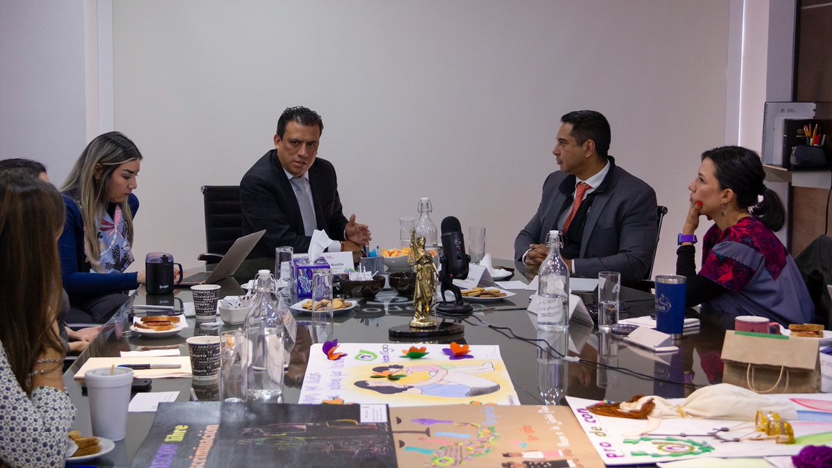 ProdeconMexico's tweet photo. 🟣 #AgendaDelDía 🟢

📆 Hoy, las y los funcionarios públicos que conforman el jurado del Primer Concurso de Cartel #PRODECON ProDH se reunieron para deliberar y seleccionar las obras ganadoras que ocuparán los 3🏆 primeros lugares.

🙌🏼 Agradecemos la valiosa participación de:
👉 Mtra. Beatriz Santamaría Monjaraz, (@BetySantamaria), Directora de Información, Sistematización, Análisis y Fomento al Desarrollo Político (@SEGOB_mx).
👉 Adriana Palacios Vicens, Subdirectora de Coordinación al Sistema Nacional de Violencia (@inmujeres).
👉 Lcda. Alejandra Icela Martínez Rodríguez (@alecicela), Periodista del @heraldodemexico.
👉 Mtro. Gilberto Camacho Botello (@Gilardino400), Titular en Funciones de #PRODECON.
👉 Y las personas funcionarias públicas que integran la Alta Dirección de esta Procuraduría.