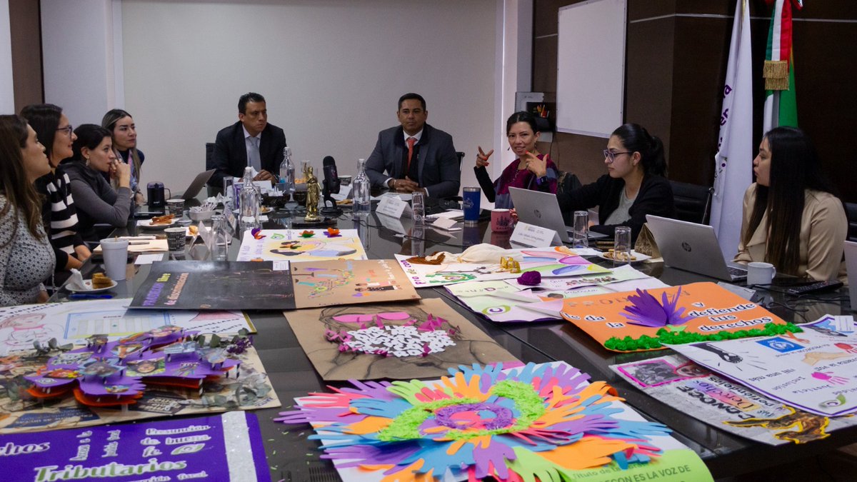 ProdeconMexico's tweet photo. 🟣 #AgendaDelDía 🟢

📆 Hoy, las y los funcionarios públicos que conforman el jurado del Primer Concurso de Cartel #PRODECON ProDH se reunieron para deliberar y seleccionar las obras ganadoras que ocuparán los 3🏆 primeros lugares.

🙌🏼 Agradecemos la valiosa participación de:
👉 Mtra. Beatriz Santamaría Monjaraz, (@BetySantamaria), Directora de Información, Sistematización, Análisis y Fomento al Desarrollo Político (@SEGOB_mx).
👉 Adriana Palacios Vicens, Subdirectora de Coordinación al Sistema Nacional de Violencia (@inmujeres).
👉 Lcda. Alejandra Icela Martínez Rodríguez (@alecicela), Periodista del @heraldodemexico.
👉 Mtro. Gilberto Camacho Botello (@Gilardino400), Titular en Funciones de #PRODECON.
👉 Y las personas funcionarias públicas que integran la Alta Dirección de esta Procuraduría.