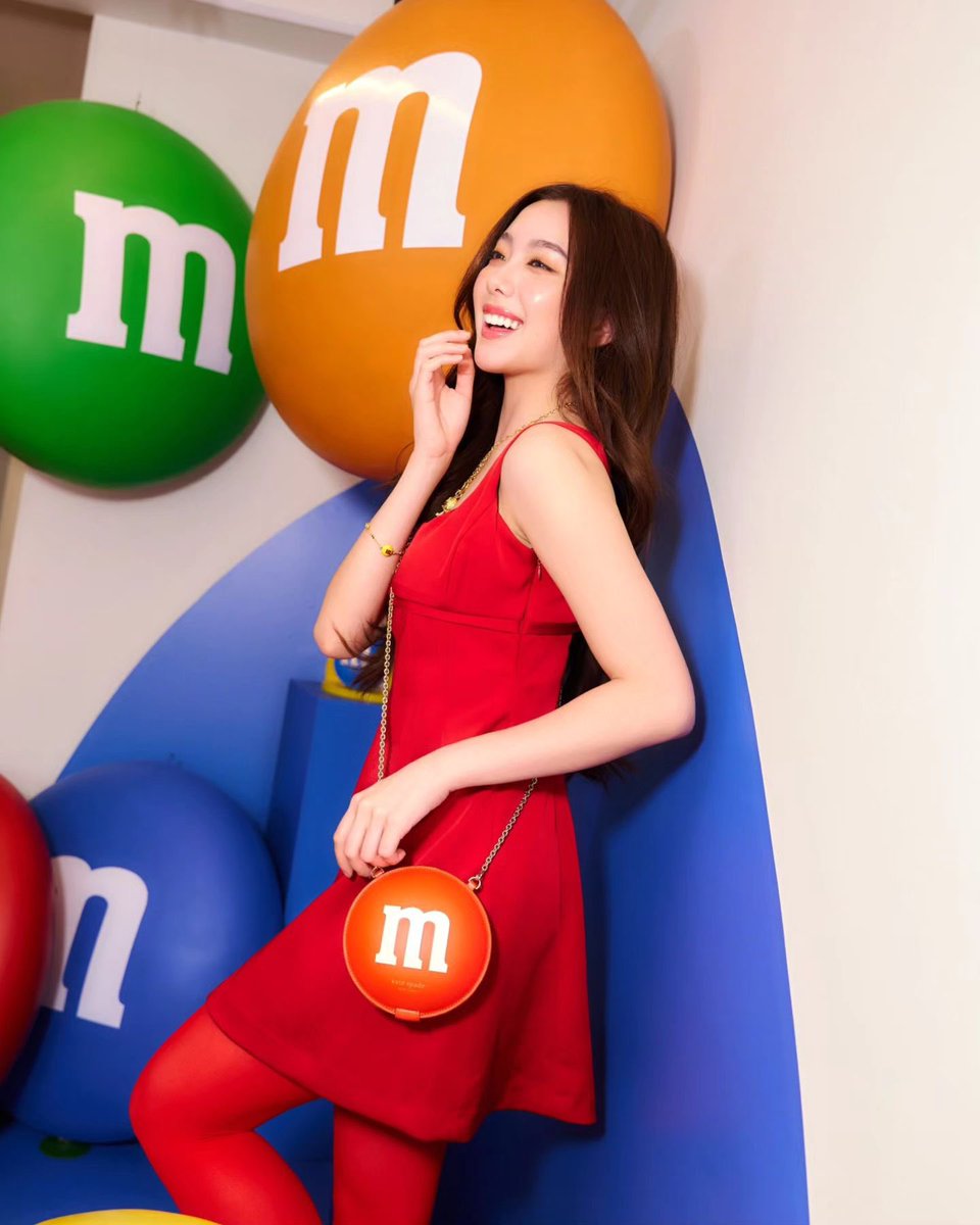 4eveforaye's tweet photo. 𝐈𝐆 𝐮𝐩𝐝𝐚𝐭𝐞 : aheyekrn_
Caption : Santa doesn't know me like M&M'S does 🍫🍬
M&M'S คอลแลบสุดจึ้งกับ kate spade new york จัด Statement Candy Pop-up ที่เหล่าสายแฟสุดชิคพลาดไม่ได้ 🔥
#MMSxkatespade #StatementCandyTH
#4EVE #Aheye4EVE https://t.co/7OWFEFbezC