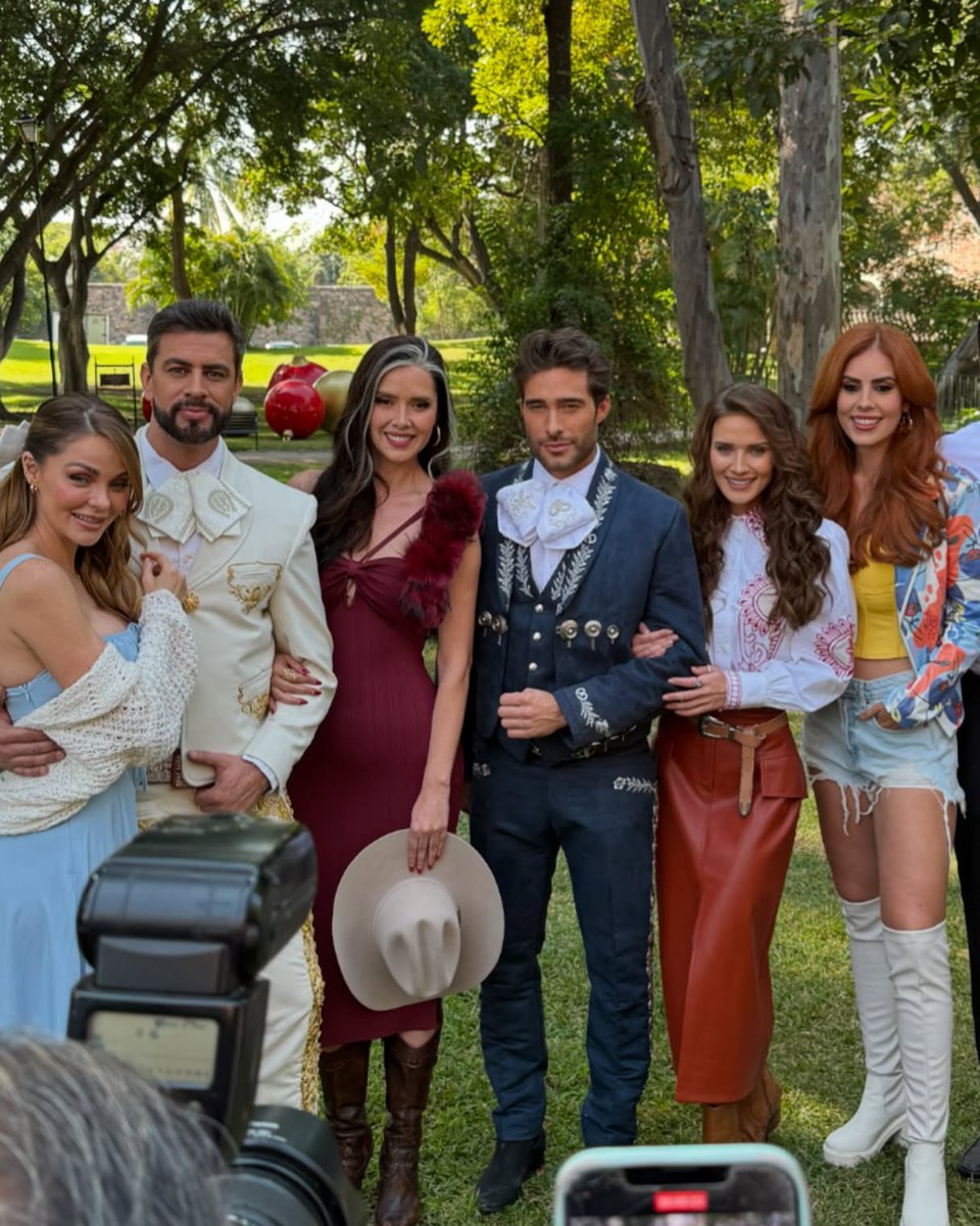latinaflowing's tweet photo. EL CAST DA NOVELA NO CLAQUETAZO

#MeAtrevoAAmarte #Roberly #Rodkim https://t.co/6YFRrXa1Qv