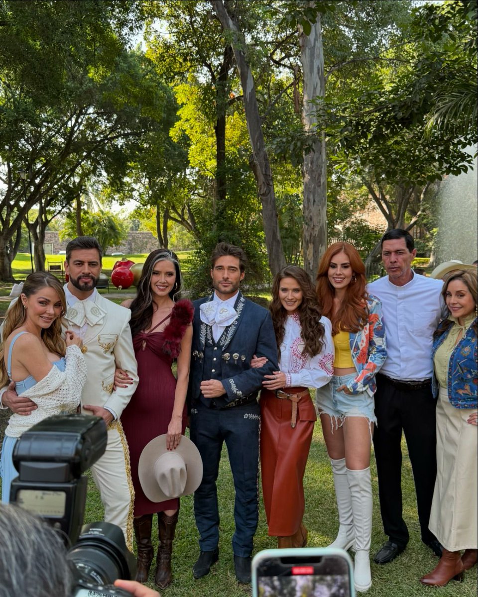 latinaflowing's tweet photo. EL CAST DA NOVELA NO CLAQUETAZO

#MeAtrevoAAmarte #Roberly #Rodkim https://t.co/6YFRrXa1Qv