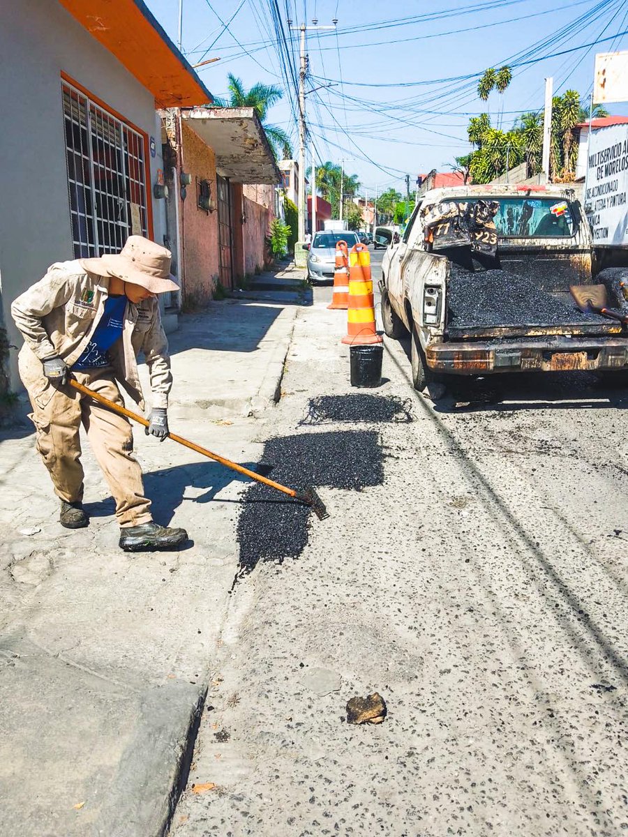 CuernavacaGob's tweet photo. Seguimos trabajando por ofrecerte una #Cuernavaca #SinBaches🦺🚧 Realizamos trabajos de #Bacheo en calles de:
📍Guerrero, col. Centro
📍Matamoros, col. Centro
📍Ruben Darío, Centenario, Aurora de la Col.Chipitlán
📍Lázaro Cárdenas,col. Jiquilpan
📍Lirio, col. Rancho Cortés https://t.co/gYv8pL4wqD