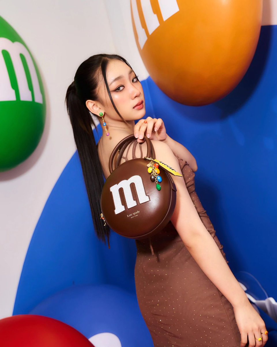4eveforaye's tweet photo. 𝐈𝐆 𝐮𝐩𝐝𝐚𝐭𝐞 : callmebanananana
Caption : Statement Candy is coming to town 💚🧡🤎❤️💛💙💜
M&M'S คอลแลบสุดจึ้งกับ kate spade new york จัด Statement Candy Pop-up ที่เหล่าสายแฟสุดชิคพลาดไม่ได้ 🔥
#MMSxkatespade #StatementCandyTH
#4EVE #Fai4EVE https://t.co/hk4mHqdTGv