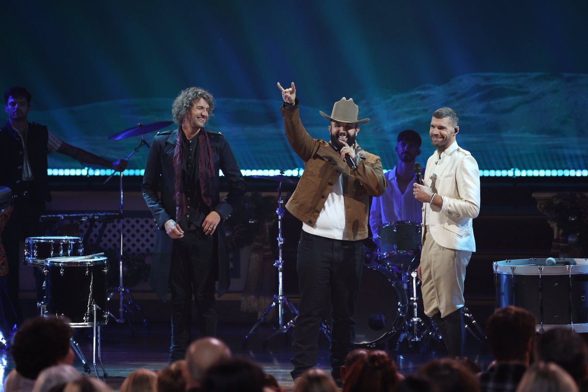 CountryMusic's tweet image. This performance just made all of our Christmas wishes and dreams come true! Thank you, @4kingandcountry and @carinleonofi! 

#CMAchristmas