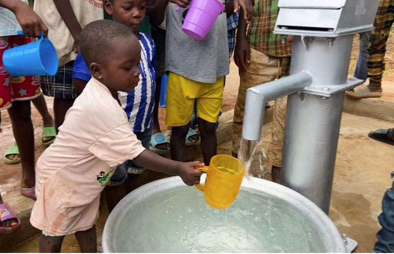 DMR830's tweet photo. @IngLivingWaters Dorminase Lower, Ghana is a beautiful village of farmers and school-age children. The well is the gift of clean water to sustain life and reduce waterborne mortality. Thanks to @ingomarlivingwaters and @hope_for_ghana https://t.co/VyYnGwCdWM https://t.co/fjshxXRdpP