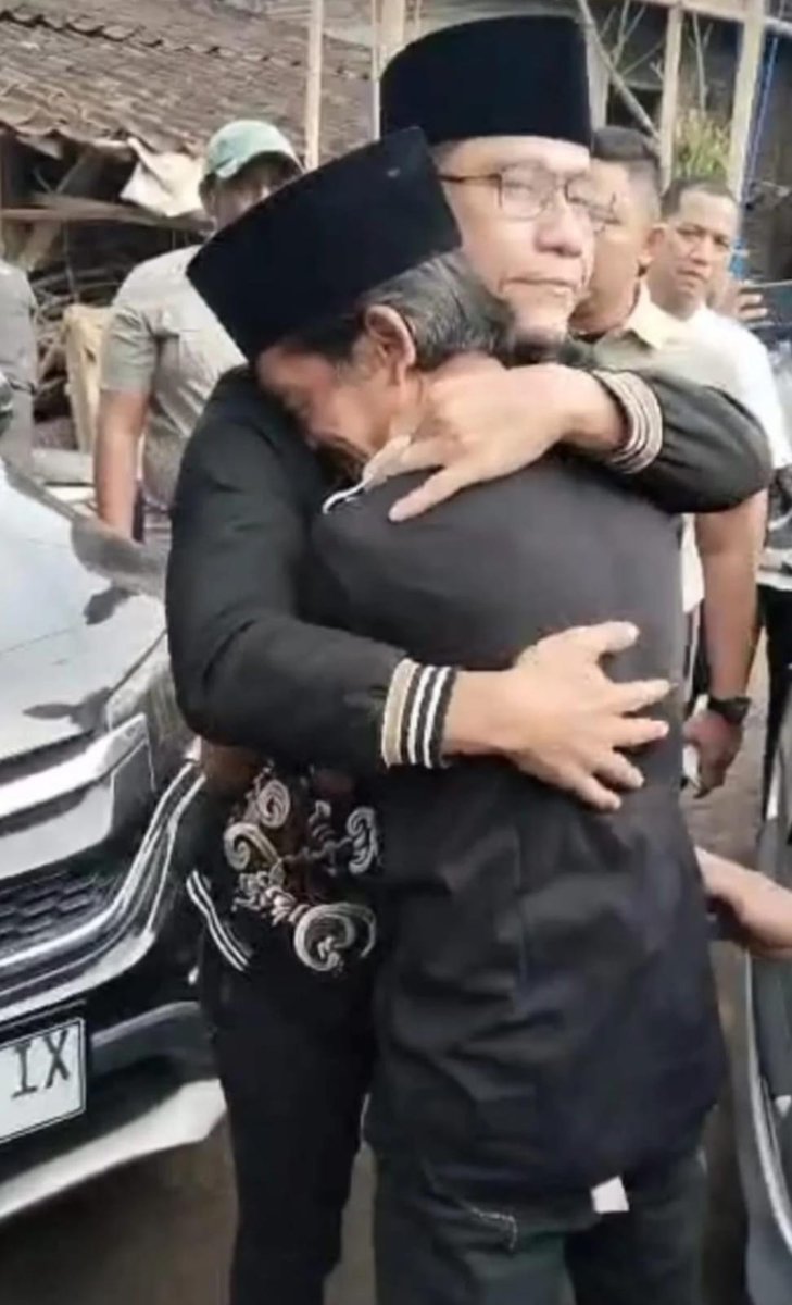 Mdy_Asmara1701's tweet image. Info terbaru
Miftah mendatangi kediaman bapak Sun penjual es