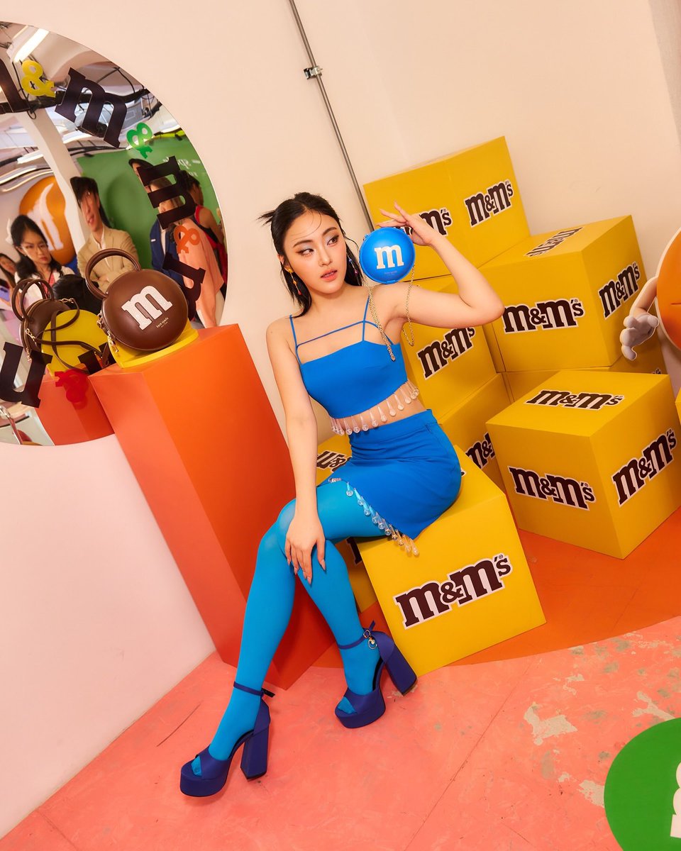 4eveforaye's tweet photo. 𝐈𝐆 𝐮𝐩𝐝𝐚𝐭𝐞 : ppunnch
Caption : Santa doesn‘t know me like M&M’S does 🍫🍬
M&M‘S คอลแลบสุดจึ้งกับ kate spade new york จัด Statement Candy Pop-up ที่เหล่าสายแฟสุดชิคพลาดไม่ได้ 🔥
#MMSxkatespade #StatementCandyTH
#4EVE #Punch4EVE https://t.co/4w0HuVlZUp