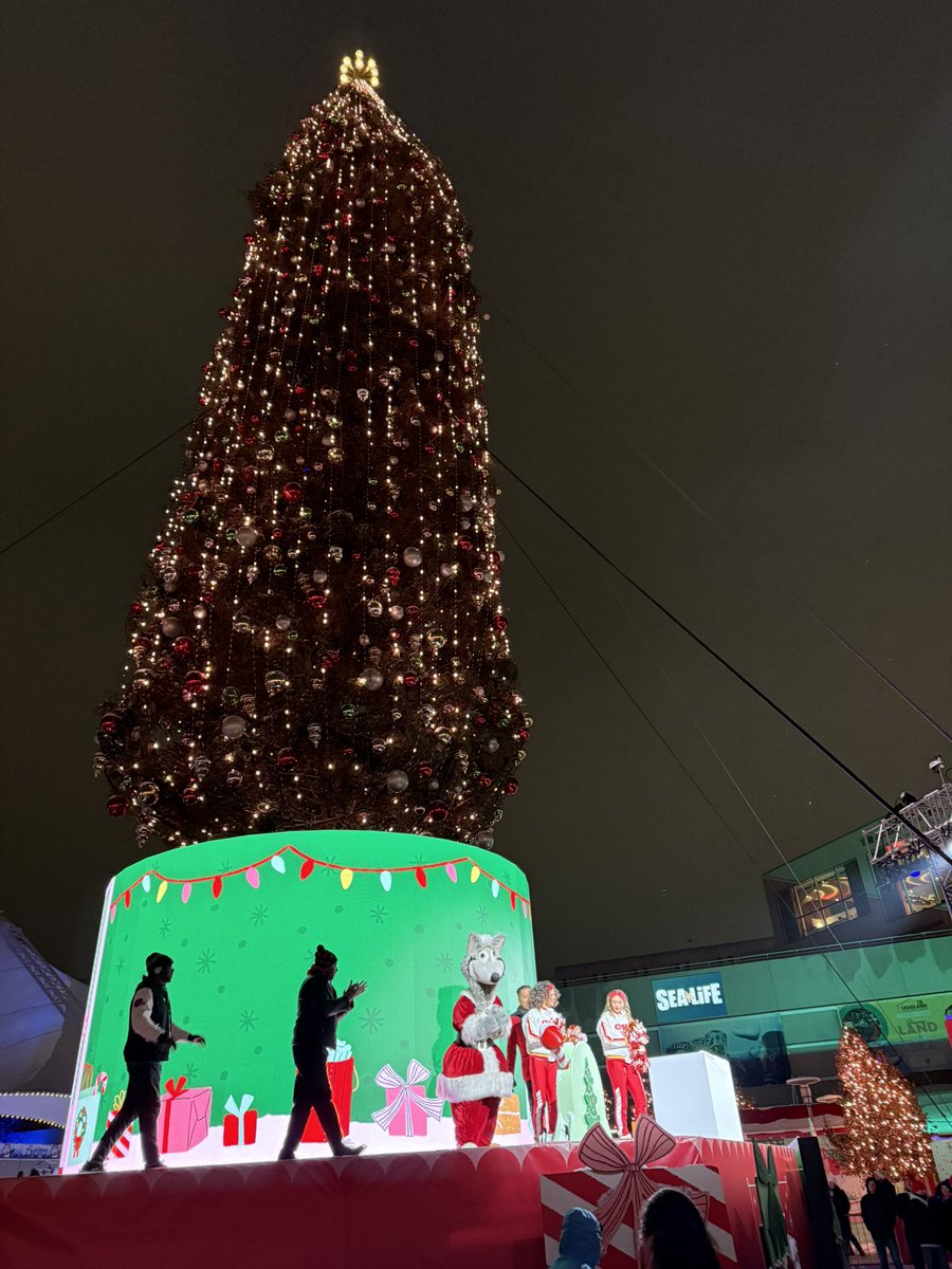 Thankful for a great holiday weekend DJing at @mosaickc and the first-ever <a href="/HallmarkXmasKC/">HallmarkChristmasKC</a> experience under the Mayor’s Christmas tree at <a href="/CrownCenter/">Crown Center</a> during the Red Carpet event for the premiere of Holiday Touchdown: A Chiefs Love Story on <a href="/hallmarkchannel/">Hallmark Channel</a> 🎄✨