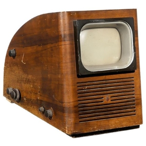 Tammy33855440's tweet image. Motorola&apos;s &apos;Golden View&apos; was the most popular 7-inch television in the late 1940s and early 1950s. The intricate, spaghetti-like internal circuitry of this behemoth was later replaced by a compact PCB, the size of a palm, half a century later. #ElecrowPCB