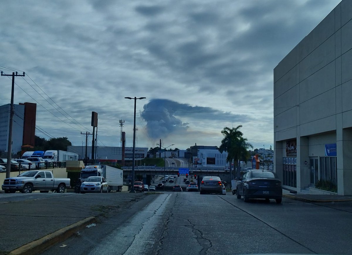 Tamaulipas |  La evidente contaminación de la refinería Madero.

La refinería Madero generando un pirocúmulo esta mañana. Nube de contaminación similar a la nubosidad de desarrollo de tormentas. 

¿Puede llover debajo? Sí, desgraciadamente habría lluvia que puede ser ácida.