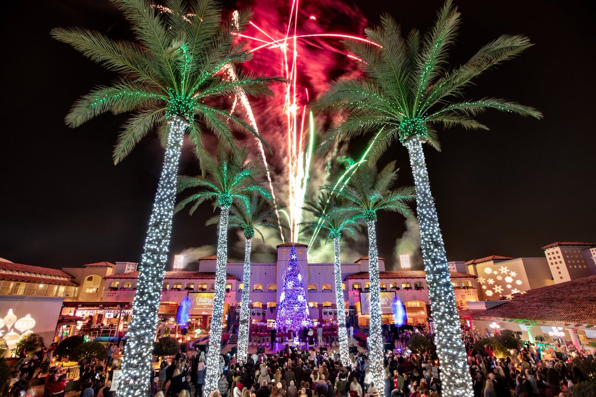 Scottsdale is aglow this season, and you won’t want to miss the city’s brightest spots. 🌟 Here are some of the best places to see holiday lights: bit.ly/3i8YEor

📸: Christine Johnson for City of Scottsdale; Fairmont Scottsdale Princess