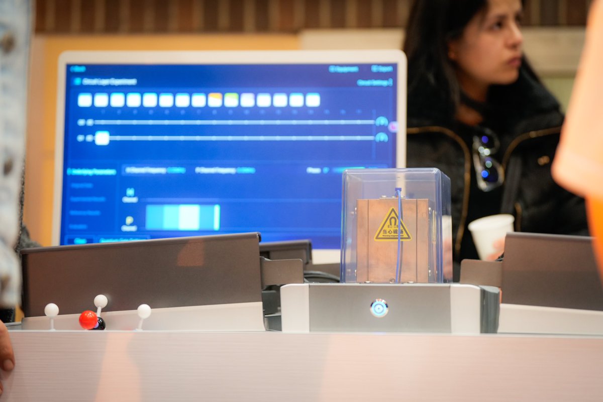 🎉 El primer computador cuántico en Colombia llega gracias a Uniandes.

¡Démosle la bienvenida a Quipu! 

🌟 Imagina esto: problemas que antes requerían años para resolverse ahora se podrán hacer en cuestión de minutos. Un avance extraordinario que transformará la educación, la