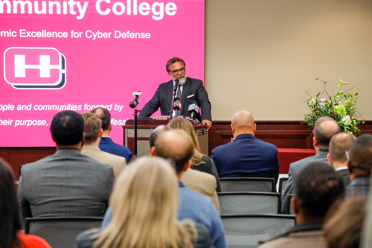 ONCD's tweet image. Director Coker joined Rep @BennieGThompson to highlight the talent &amp;amp; best practices training the next generation of cyber professionals in Jackson, Mississippi. Great visit with @HindsCC, @JacksonStateU, Tougaloo College &amp;amp; employers from across the area.
whitehouse.gov/oncd/briefing-…