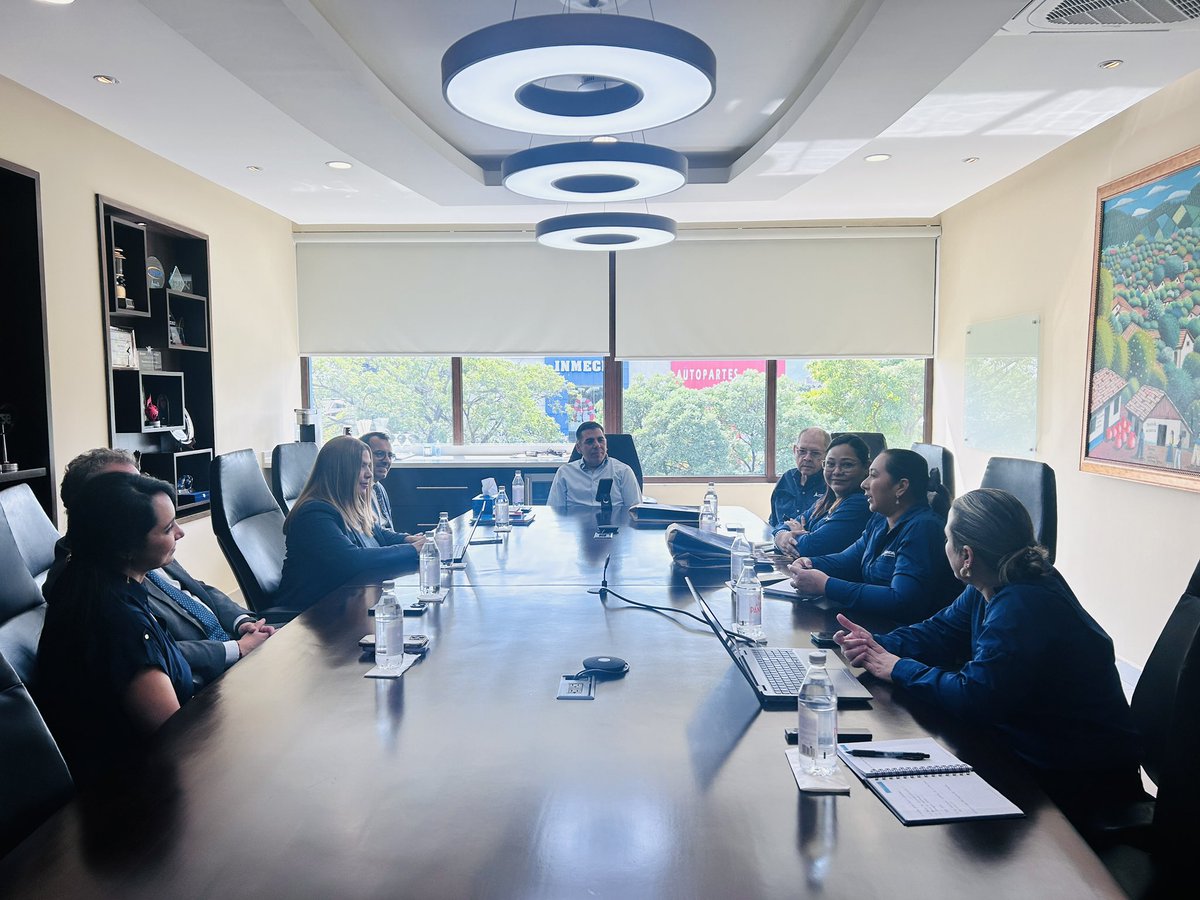 FUNDAHRSE_'s tweet photo. #FUNDAHRSE se reunió hoy con el coordinador residente de la @ONU_es , @AleAlvarezUN y su delegación, en la que nuestro presidente, @mariorfaraj dialogó sobre posibles proyectos e iniciativas a desarrollar en temas priorizados por ambas instituciones. https://t.co/BeO51FyauR