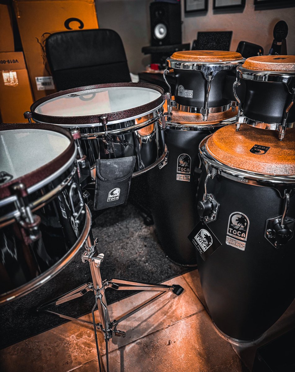 Mi familia llegó 🎶 <a href="/tocaperc/">Toca Percussion</a> 
Conga y Bongó Modelo
#CustomDeluxe - Matte Grey 
Timbal Custom Deluxe

#peteperignon #tocapercussion #somosfamilia #justplay #gilbertosantarosa #salsa #percussion #bongo #bell #cowbell #signature