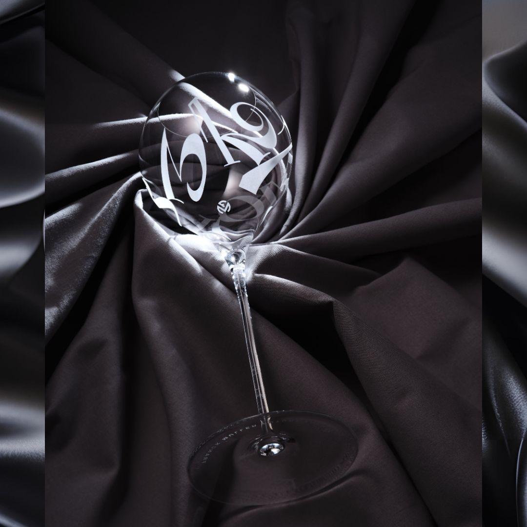 FRANCKMULLER_JP's tweet image. 強度を保ちつつ、より薄くなったことで、口当たりが滑らかになりました。お酒の風味や香りをより一層ご堪能ください。
部屋の灯りを受け、テーブルに落ちるビザン数字のゆらめく影もぜひお楽しみください。
instagram.com/p/DCRUHW9MzDY/…

#FranckMuller #フランクミュラー #WineGlass #ワイングラス