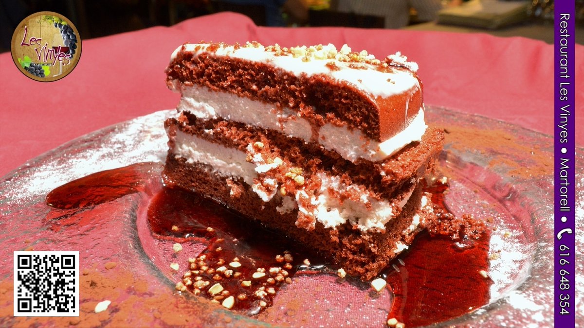 Si lo pruebas, repetirás... Tarta de bizcocho con chocolate blanco. 

👉 Reservas &amp; Comida para Llevar 📋 cartaqr.lesvinyesrestaurant.com 📲 616 648 354 ● ☎ 93 775 58 45

#LesVinyes #Restaurant #Martorell #Comer #Cenar #Gastronomia