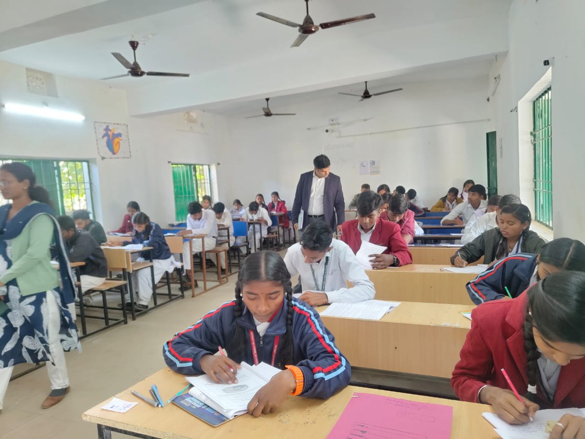 JepcJharkhand's tweet photo. राज्य के 65 सीएम स्कूल ऑफ़ एक्सीलेंस में आज से कक्षा 10वी और 12वी के विद्यार्थियों के लिए प्री बोर्ड परीक्षा शुरू हुई। इस वर्ष #CBSE की बोर्ड परीक्षा में सीएम स्कूल ऑफ़ एक्सीलेंस के 11,772 छात्र छात्राएं शामिल हो रहे है। इनमे 5,443 छात्र एवं 6,329 छात्राएं शामिल है।
#CBSEExams @cbseindia29 #CMSOE @HemantSorenJMM @JharkhandCMO