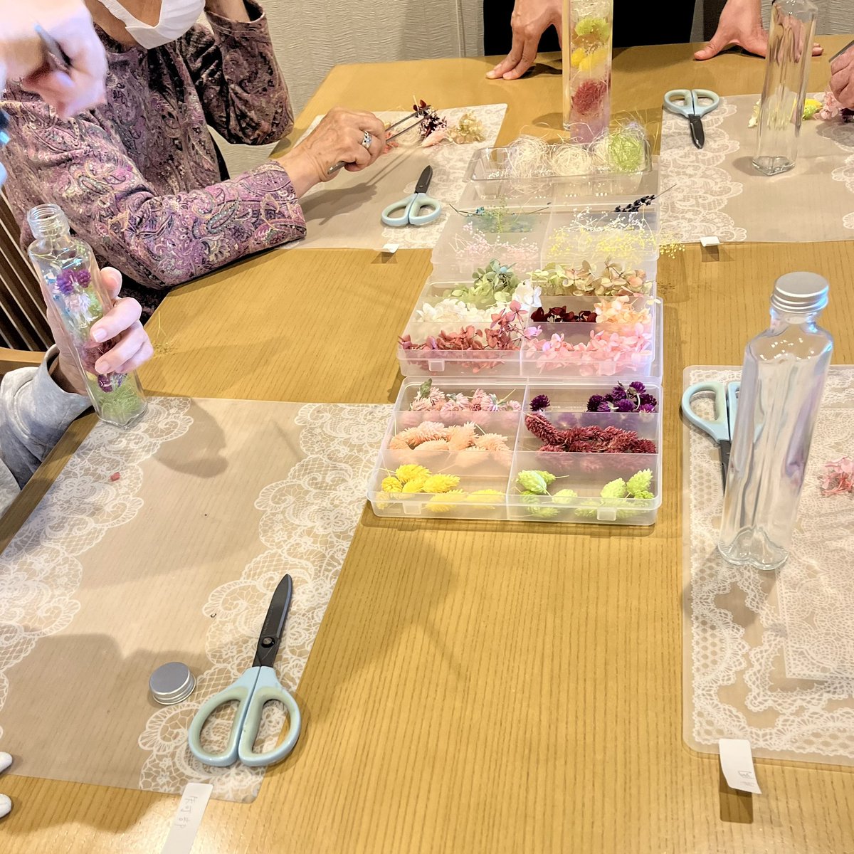h_ffl1's tweet photo. 2024年を振り返って…
5月「高齢者介護施設のワークショップ」
#ハーバリウム作り

https://t.co/YJxhKLFmxb https://t.co/QlCCxLcfT9