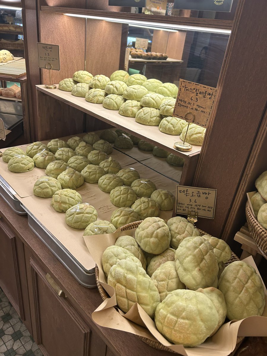popopon2018's tweet photo. 🇰🇷2日目🍴
朝は教えてもらったヨーグルト食べに行って、1日目混んでて入れなかったラウンジでカフェ☕️
夜は広蔵市場で初サンナクチ🐙
塩ごま油につけて食べて美味すぎた😭
あとは気になってたメロンパン屋さんも行けた✌️💕種類いっぱい🥳
そんで夜食でまたヨーグルトw
はちみつの塊がうまぁ🤤 https://t.co/SHds6qjZSX