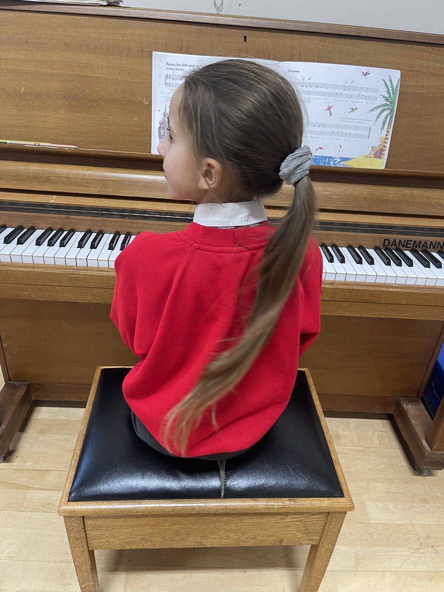 Piano lesson in school <a href="/createmusicUK/">Create Music</a>