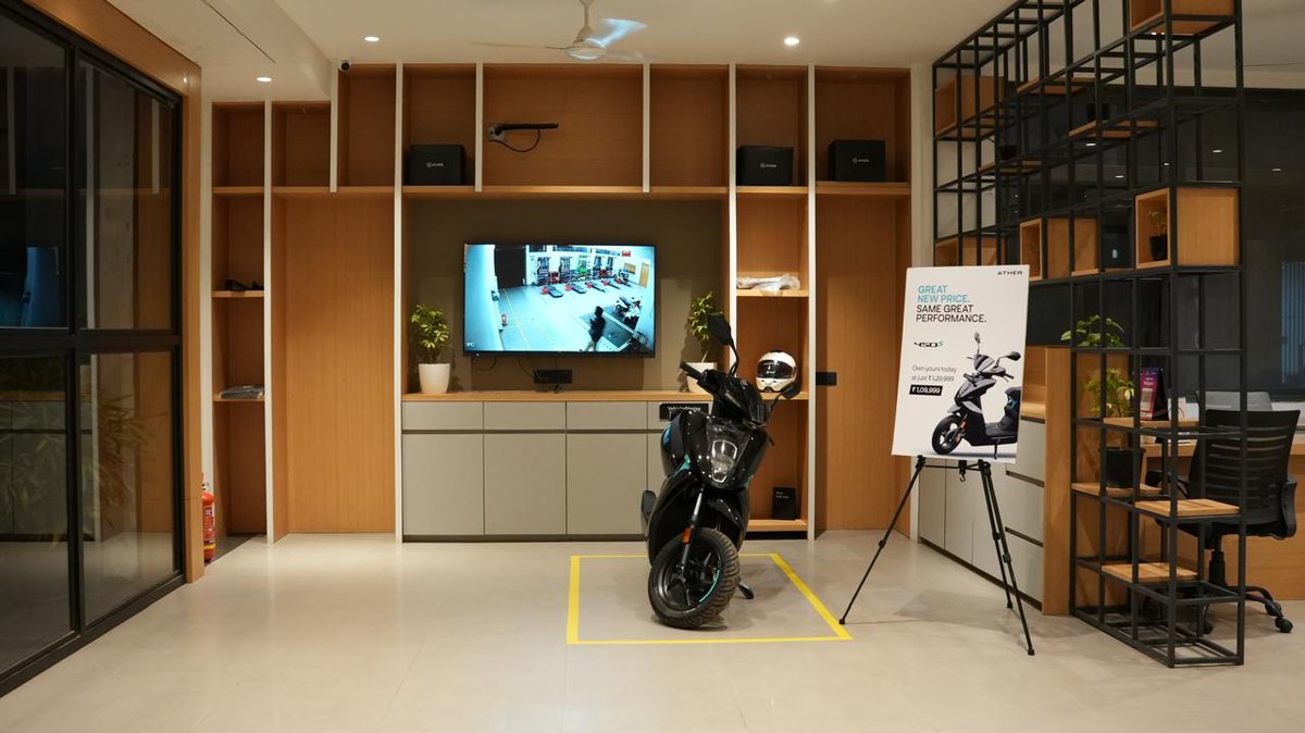 tarunsmehta's tweet photo. We’ve always focused a great deal on our service. And today we’re upgrading the experience even further. Announcing our highest tier service experience with our new service centers: Ather Gold! 

At the new Gold service centres you’ll have :
- Upgraded and streamlined processes following a detailed service guidebook, plus ExpressCare for 60-minute service.
- Our best trained staff. Interviewed directly by our own teams in Bengaluru with superior soft and technical skills.
- Superior infrastructure. Matching the vibe of our ECs - a great, comfortable lounge to chill in while you’re waiting for your vehicle to be ready. 
- Even the coffee will be better :)

Basically, we’re bringing the same level of quality and immersive environment from our Experience Centres to our Service Centres. 

Here’s a glimpse into one of our first Gold Service Centres at Nashik. The upcoming ones will look even better 😎
