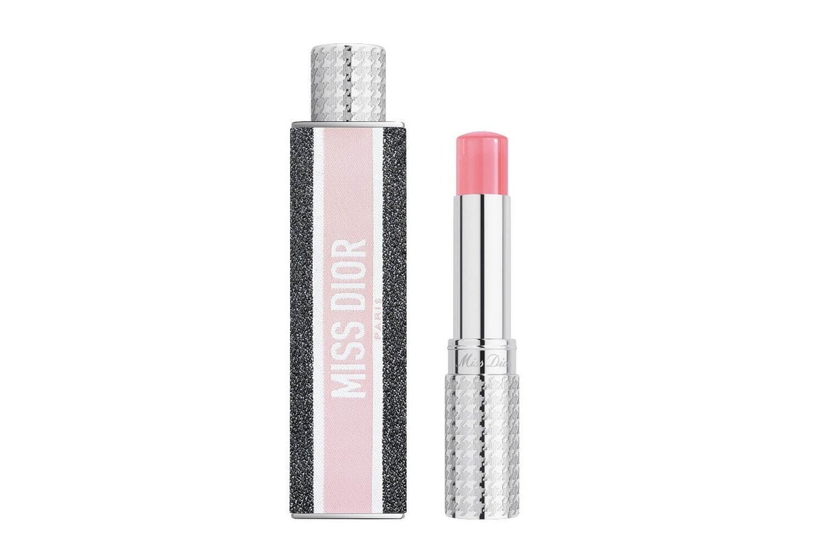 lipsjp's tweet photo. DIORのスティック香水「ミニ ミス」に「ミス ディオール」が登場❣️
2024年夏に現代版に再解釈されたばかりの「ミス ディオール パルファン」がスティックフレグランスになってお目見え✨
パッケージはジャカード織の千鳥格子模様💗
2025年1月1日(水)発売💡 https://t.co/zAvmXdcGQt