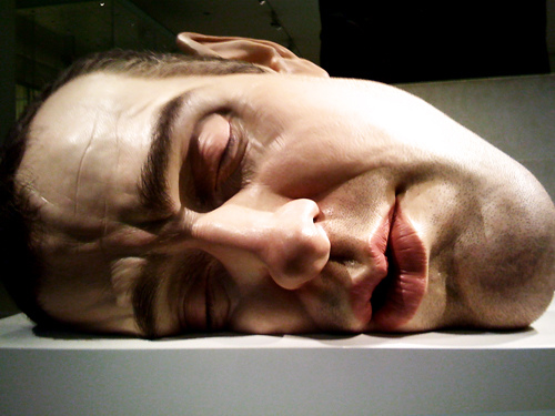 Shhhiuliano's tweet photo. Queres hiperrealismo escultórico a la altura de esos genios? toma, Ron Mueck en 2019 presentaría está locura de obra.

Entiendo que no guste el arte de Cattelan, el autor de la banana y la cinta; sin embargo, desprestigiar y desconocer a los artistas actuales es un error grave. https://t.co/5Tfvzumghw