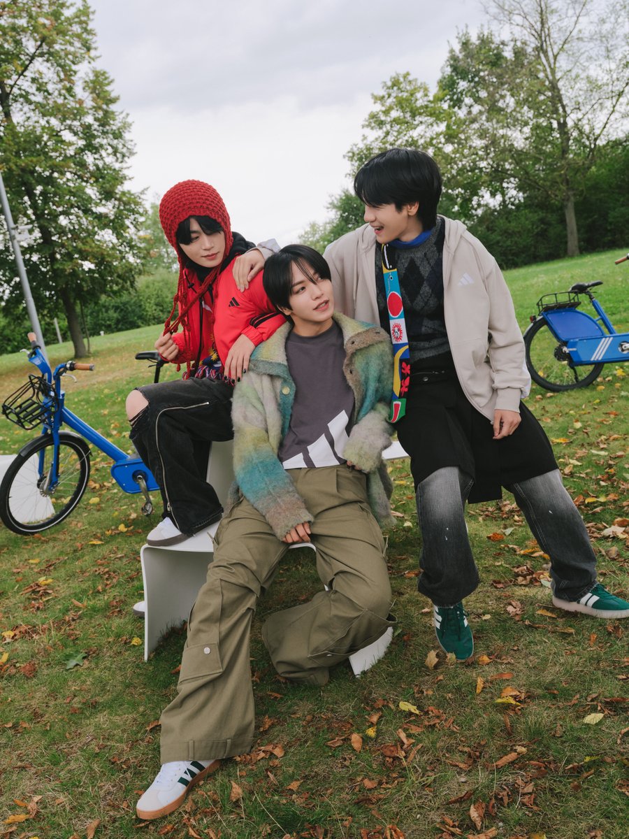 fashionjp's tweet image. ＼#JO1 がモデルを務めるキャンペーンビジュアルが公開❗️／

アディダススポーツウェアレーベルから新コレクション「#ADIDASESSENTIALS（#アディダスエッセンシャルズ）」がローンチ！アンバサダーのJO1がドイツで自由に楽しむ日常の姿にも注目👀🌈

▶️soen.tokyo/fashion/news/j…

@official_jo1