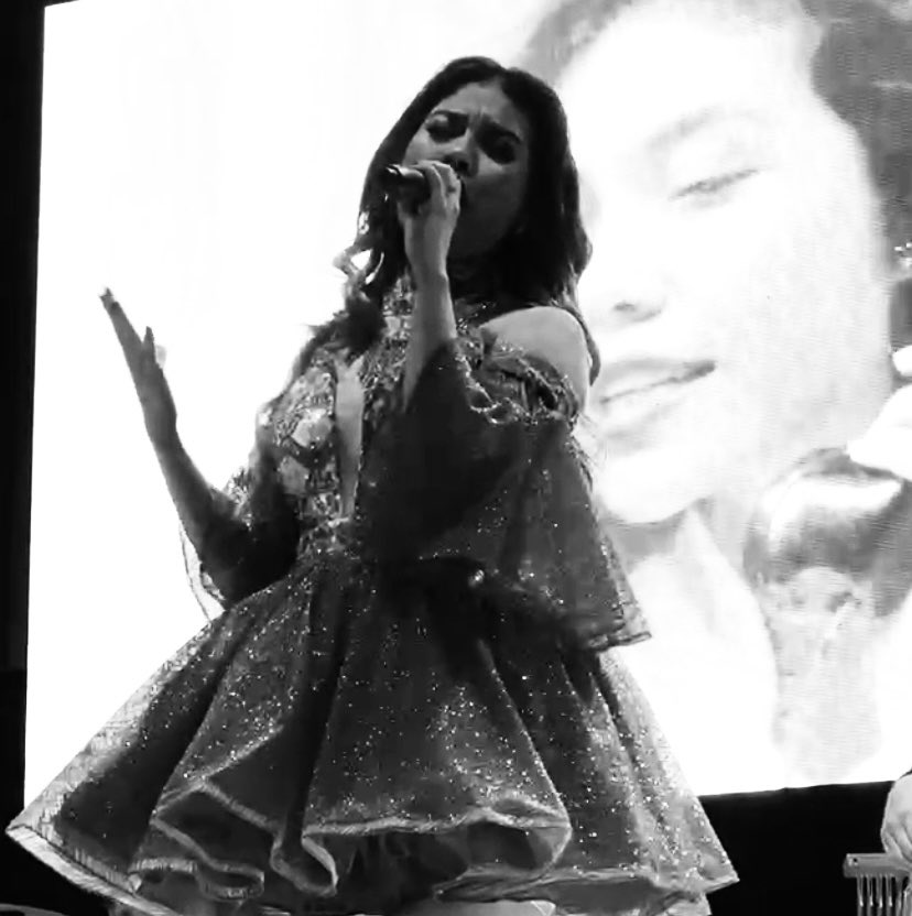 elpotoylaputi's tweet image. Isaveli en un concierto más 💜 

#LaAcademia #IsaveliLaina