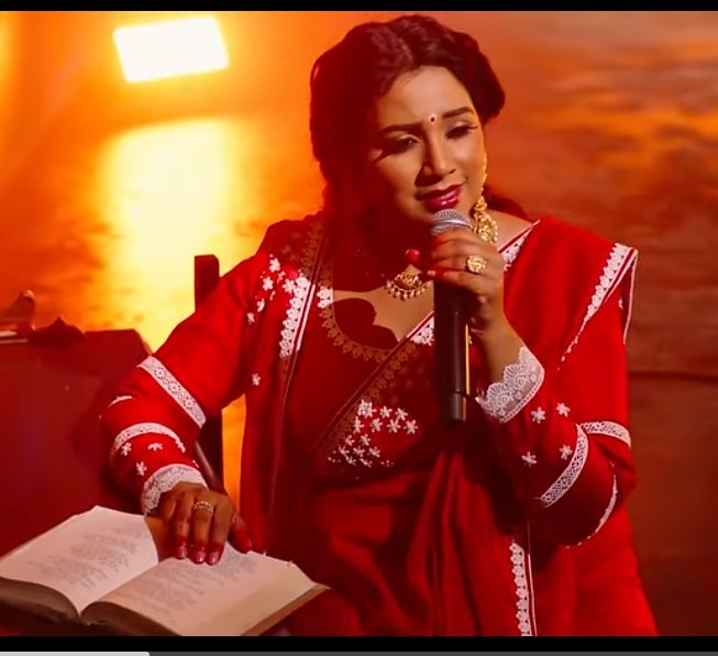 sgian_dipanwita's tweet image. মনে কী দ্বিধা রেখে গেলে চলে সে দিন ভরা সাঁঝে,যেতে যেতে দুয়ার হতে কী ভেবে ফিরালে মুখখানি,কী কথা ছিল যে মনে॥তুমি সে কি হেসে গেলে আঁখিকোণে-
 আমি বসে বসে ভাবি নিয়ে কম্পিত হৃদয়খানি, তুমি আছ দূর ভুবনে।।........
SHREYA GHOSHAL X TAGORE POETRY ✨❤️‍🩹 #ujaan #ShreyaGhoshal