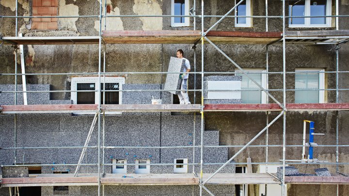 Immobilienmarktanalyse: Großer Sanierungsbedarf wegen mangelhafter Energieeffizienz. Jedes zweite deutsche Haus ist sanierungsbedürftig: Bis 2050 soll laut EU-Gebäuderichtlinie ein emissionsfreier Gebäudebestand shorturl.at/Kx9oO